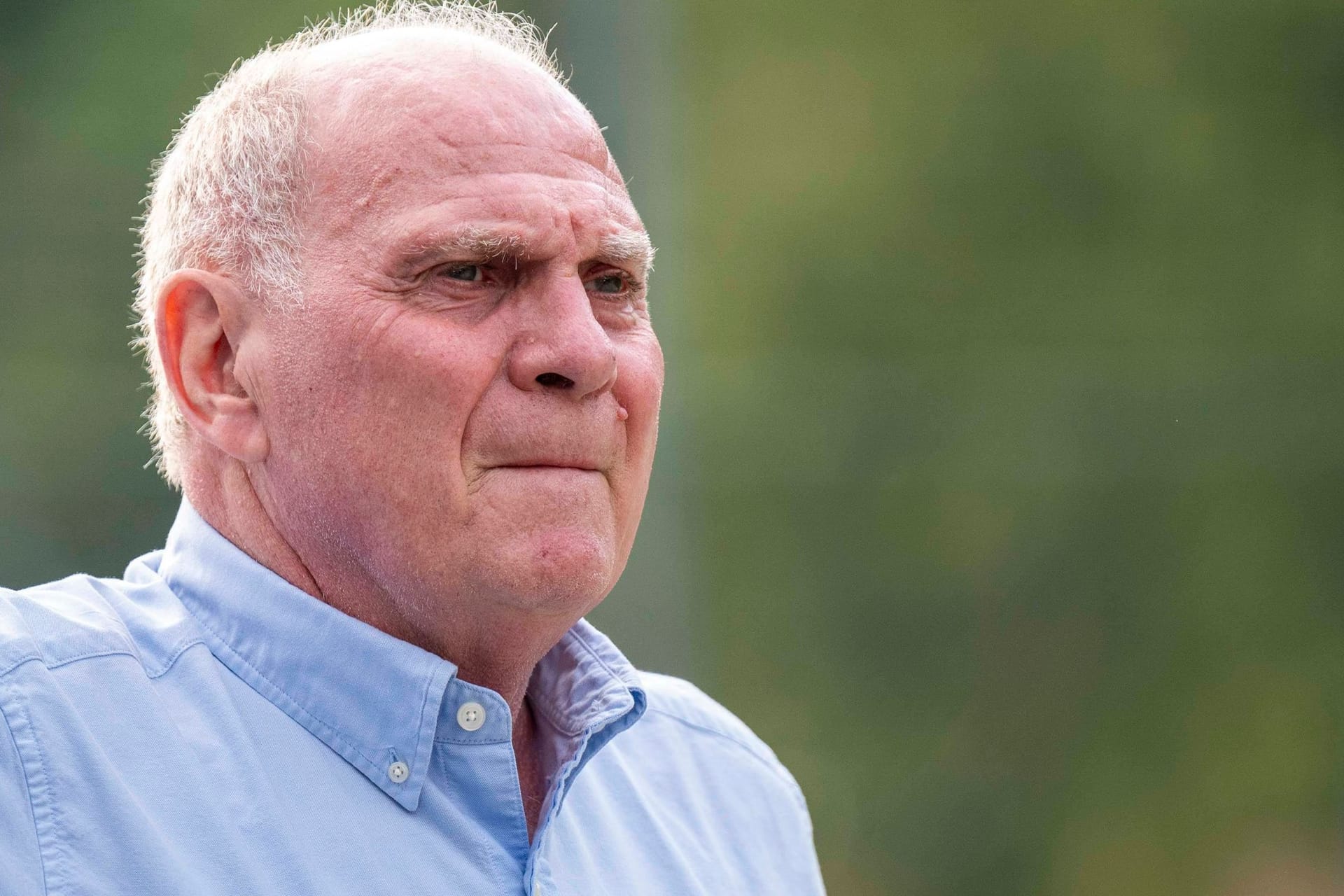 Uli Hoeneß: Bayern-Ehrenpräsident hat mit Bestürzen auf den Tod von Willi Lemke reagiert.