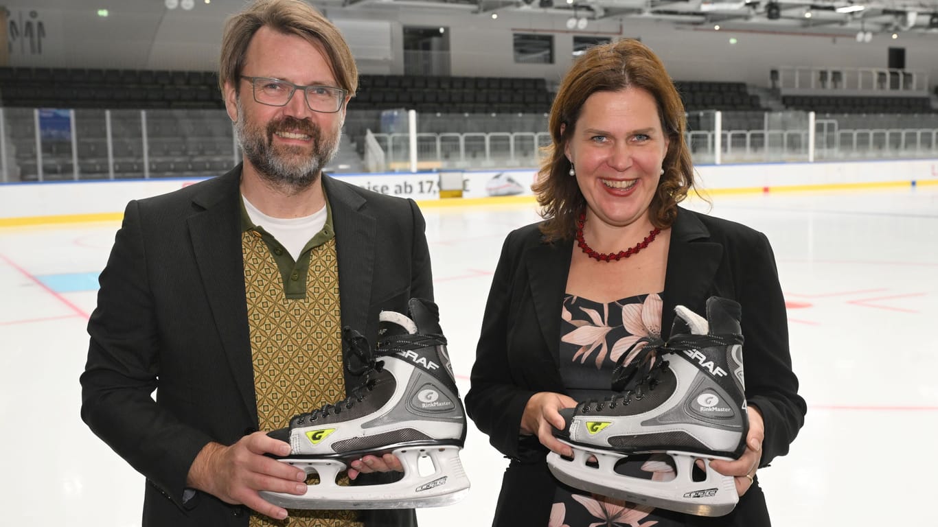 Eröffnen die Eislaufsaison im neuen SAP Garden: Münchens Dritte Bürgermeisterin Verena Dietl (r.) und Sportreferent Florian Kraus (l.).