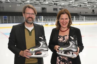 Eröffnen die Eislaufsaison im neuen SAP Garden: Münchens Dritte Bürgermeisterin Verena Dietl (r.) und Sportreferent Florian Kraus (l.).