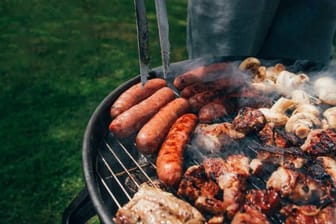 Fleisch und Würste auf dem Grill: Bereits geringe Mengen können laut Studie Typ-2-Diabetes fördern.