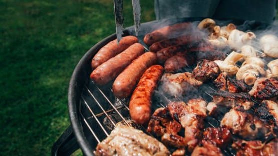 Fleisch und Würste auf dem Grill: Bereits geringe Mengen können laut Studie Typ-2-Diabetes fördern.