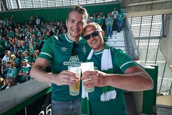 Werder-Fans im Weserstadion (Archivbild): Ab Samstag gibt es auch 1-Liter-Bierpötte.