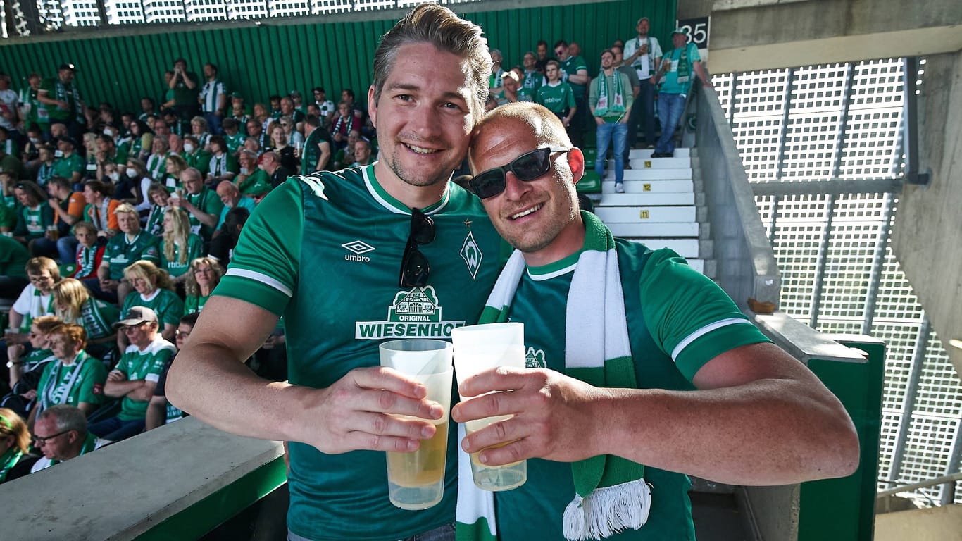 Werder-Fans im Weserstadion (Archivbild): Ab Samstag gibt es auch 1-Liter-Bierpötte.