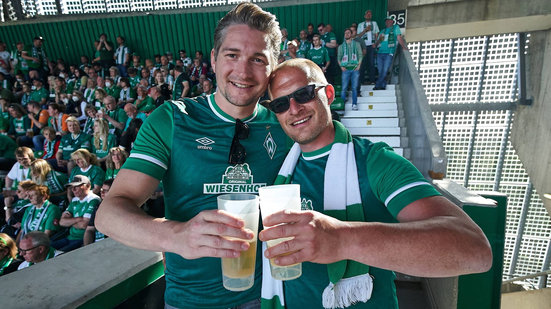 Werder-Fans im Weserstadion (Archivbild): Ab Samstag gibt es auch 1-Liter-Bierpötte.