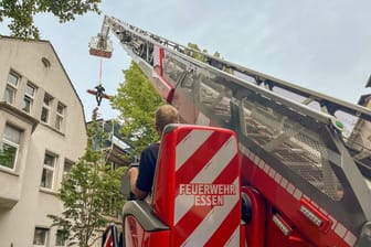 Höhenretter der Feuerwehr mussten am Mittwoch wegen eines Arbeitsunfalls auf einem Dach in Essen-Rüttenscheid ausrücken.