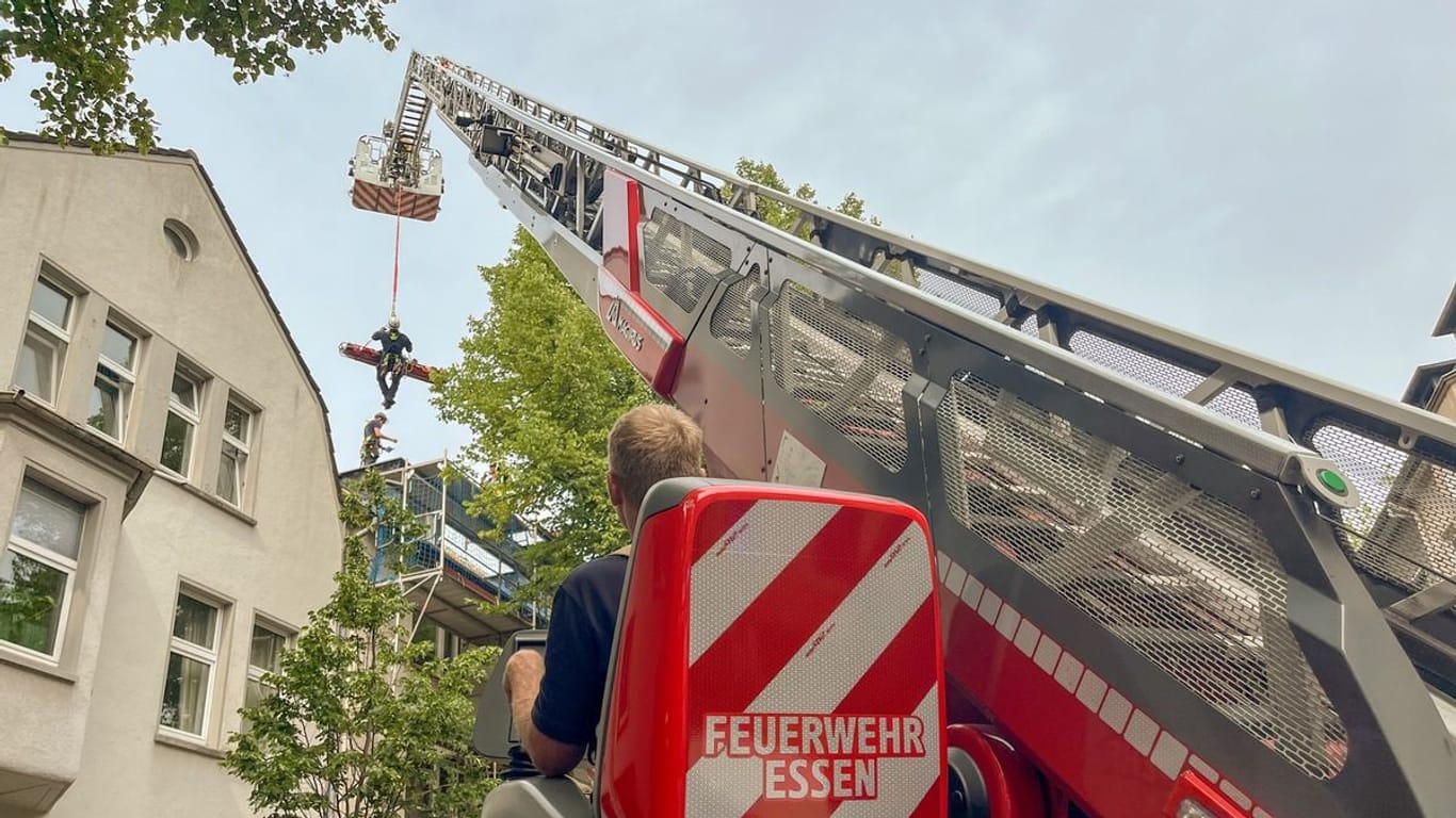 Höhenretter der Feuerwehr mussten am Mittwoch wegen eines Arbeitsunfalls auf einem Dach in Essen-Rüttenscheid ausrücken.