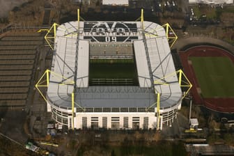 Der Signal-Iduna-Park in Dortmund (Archivbild): Auf dem Dach soll schon bald die größte PV-Anlage auf einem Stadiondach in Deutschland entstehen.