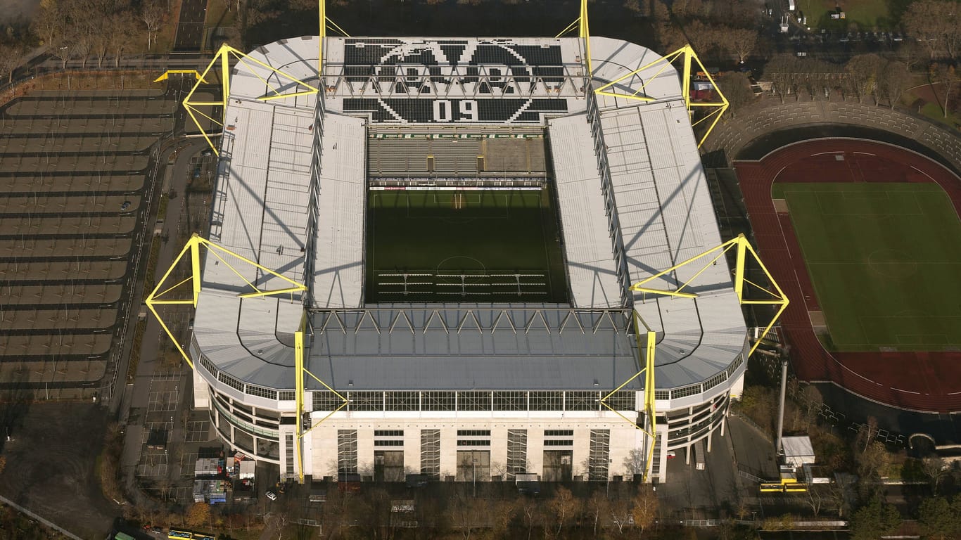 Der Signal-Iduna-Park in Dortmund (Archivbild): Auf dem Dach soll schon bald die größte PV-Anlage auf einem Stadiondach in Deutschland entstehen.