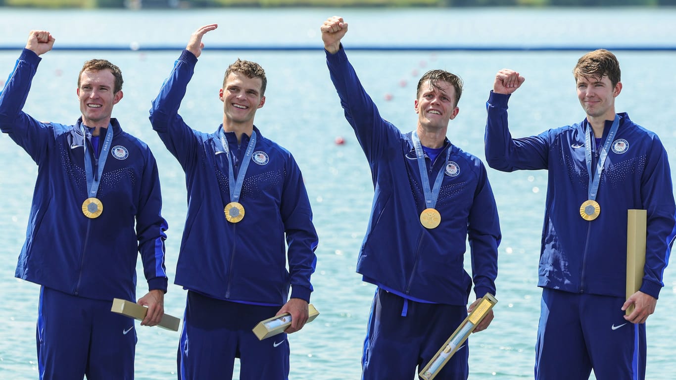 Justin Best (2.v.r.) mit seiner Goldmedaille: Der Olympiasieger erlebte in Paris noch einen zweiten Höhepunkt.