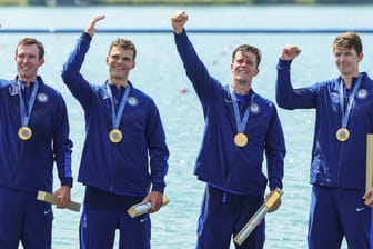 Justin Best (2.v.r.) mit seiner Goldmedaille: Der Olympiasieger erlebte in Paris noch einen zweiten Höhepunkt.