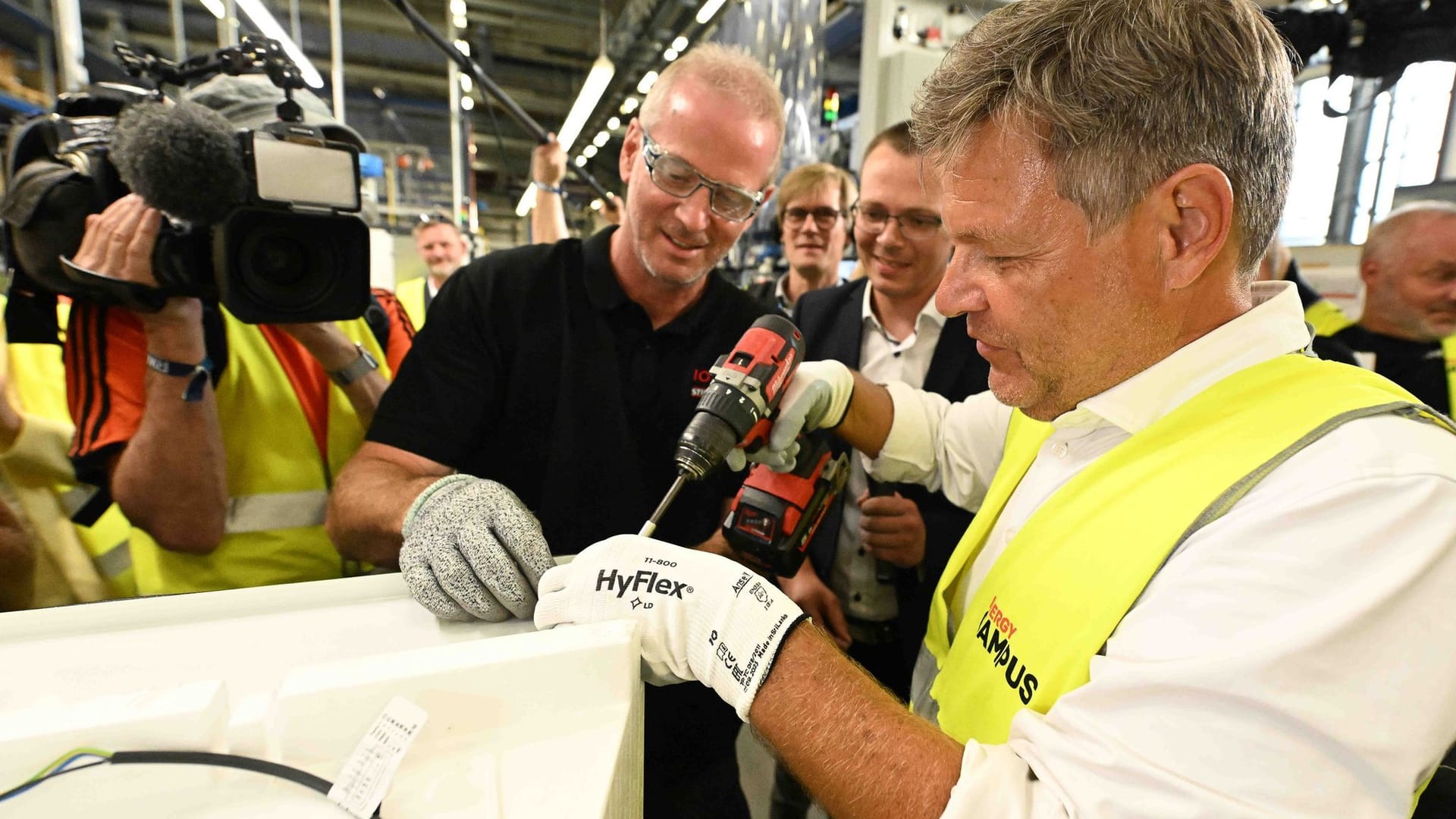 Bundeswirtschaftsminister Habeck besucht Stiebel Eltron