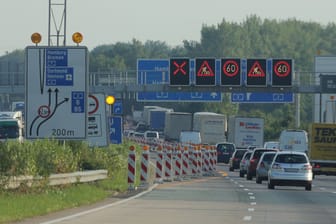 Das rote X verkündet die Sperrung einer Spur (Symbolbild): In Frankfurt missachteten es jüngst 1.325 Autofahrer.