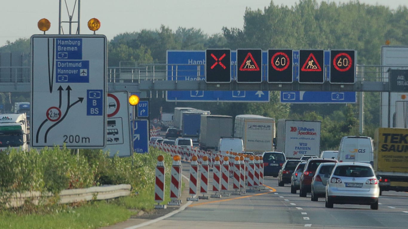 Das rote X verkündet die Sperrung einer Spur (Symbolbild): In Frankfurt missachteten es jüngst 1.325 Autofahrer.