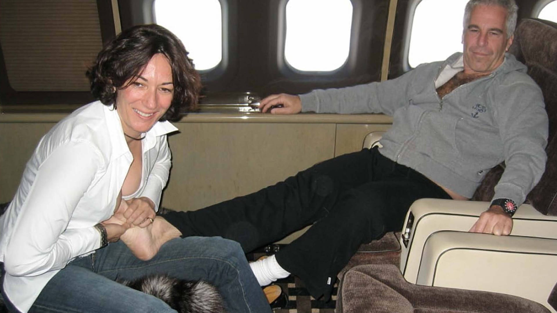 Jeffrey Epstein und seine Partnerin Ghislaine Maxwell in seinem Privatjet (Archivbild)