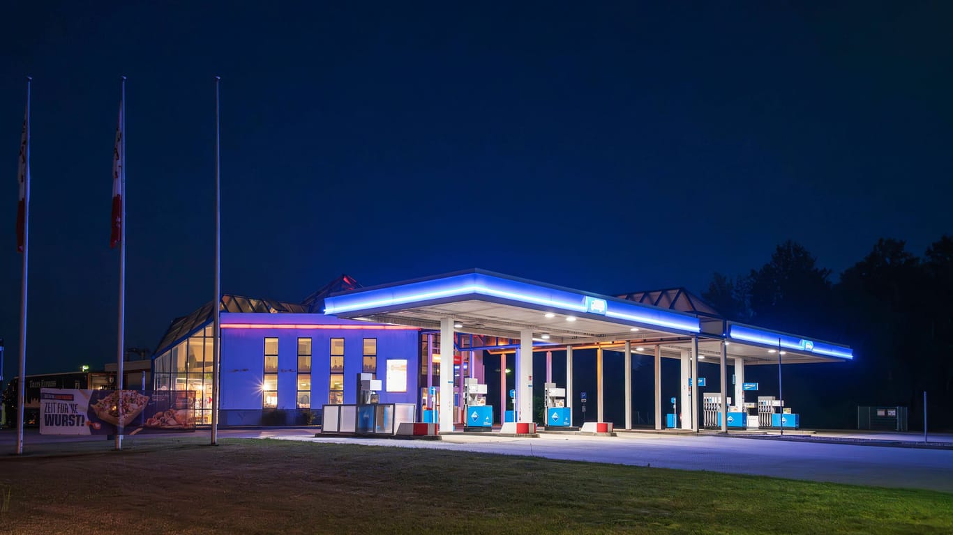 Eine Tankstelle (Symbolbild): Die Täter flüchteten unerkannt.