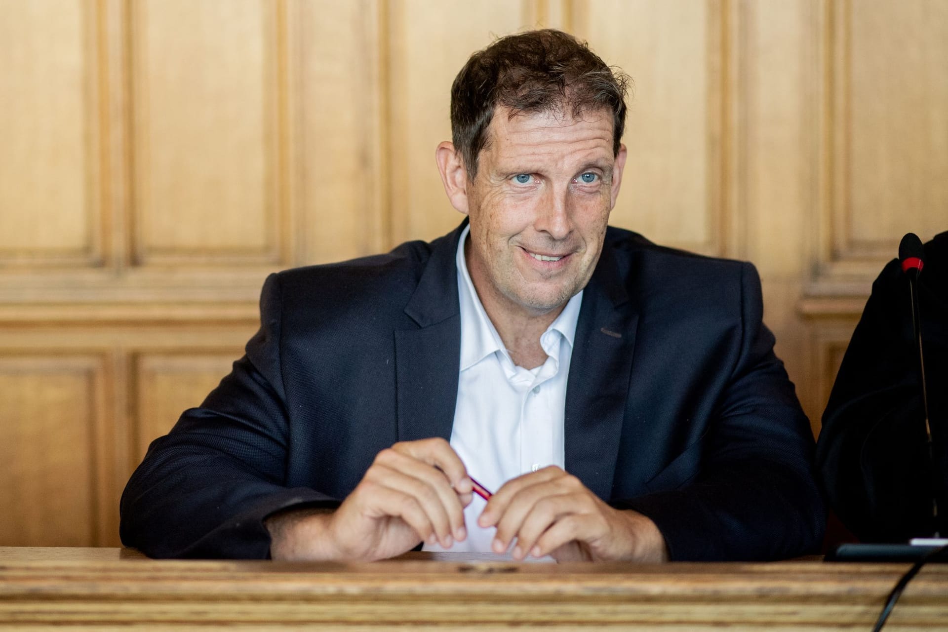 Pastor Olaf Latzel sitzt in einem Gerichtssaal im Landgericht Bremen. Der Theologe musste sich erneut vor Gericht verantworten, das Verfahren wurde jedoch unter Auflagen eingestellt.