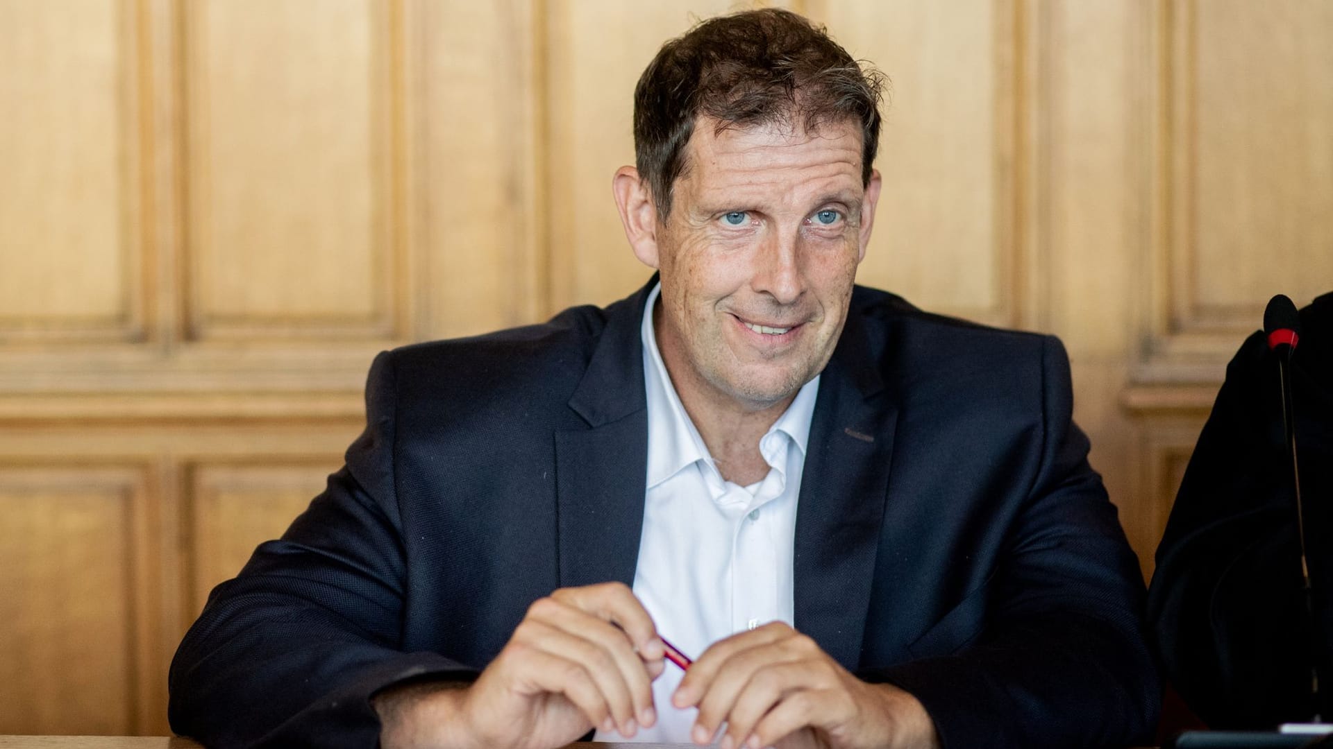 Pastor Olaf Latzel sitzt in einem Gerichtssaal im Landgericht Bremen. Der Theologe musste sich erneut vor Gericht verantworten, das Verfahren wurde jedoch unter Auflagen eingestellt. Pastor Olaf Latzel sitzt in einem Gerichtssaal im Landgericht Bremen. Der Theologe musste sich erneut vor Gericht verantworten, das Verfahren wurde jedoch unter Auflagen eingestellt.