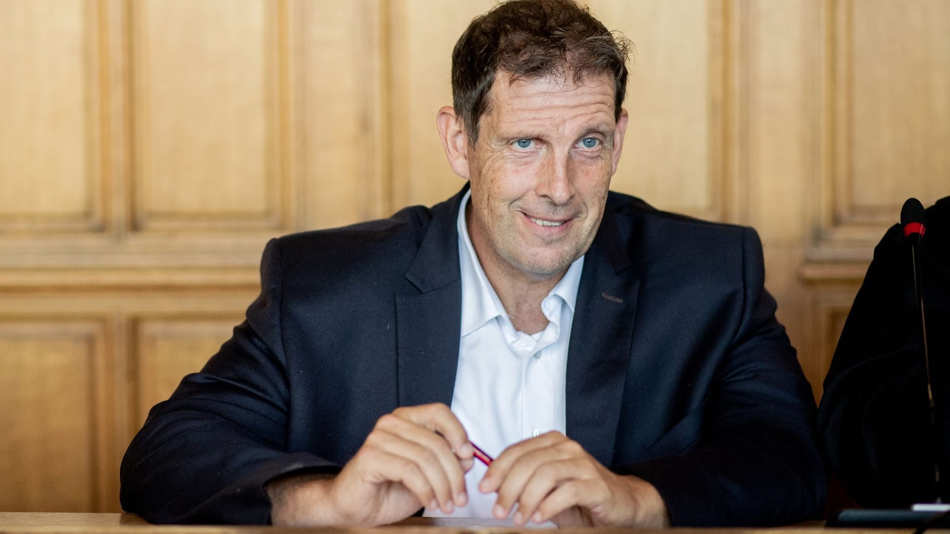 Pastor Olaf Latzel sitzt in einem Gerichtssaal im Landgericht Bremen. Der Theologe musste sich erneut vor Gericht verantworten, das Verfahren wurde jedoch unter Auflagen eingestellt. Pastor Olaf Latzel sitzt in einem Gerichtssaal im Landgericht Bremen. Der Theologe musste sich erneut vor Gericht verantworten, das Verfahren wurde jedoch unter Auflagen eingestellt.