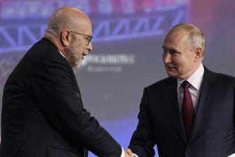 Dimitri Simes (links) und Wladimir Putin: Der amerikanische Journalist lebt heute in Russland.