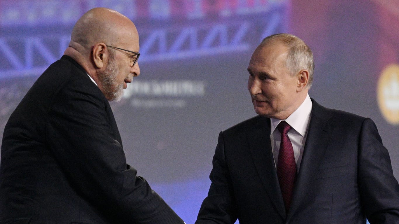 Dimitri Simes (links) und Wladimir Putin: Der amerikanische Journalist lebt heute in Russland.