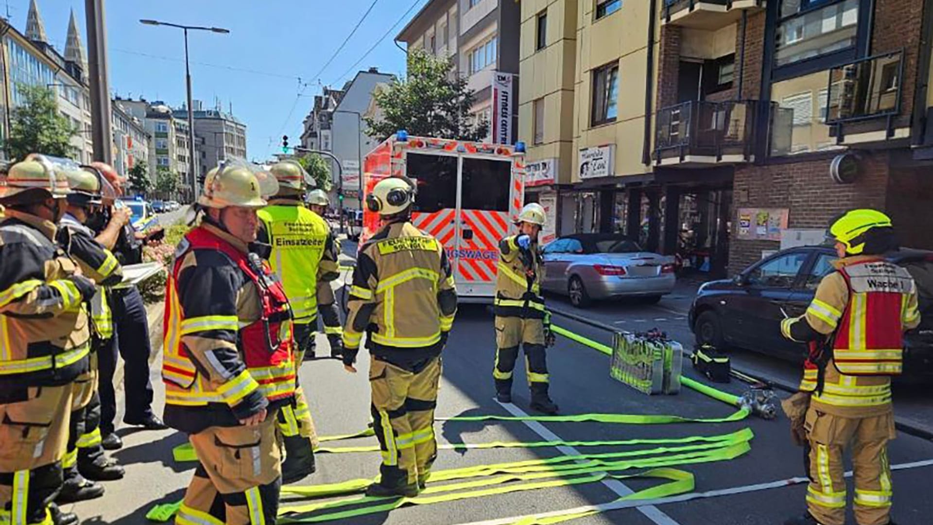 Rettungskräfte nach einer Explosion in Solingen