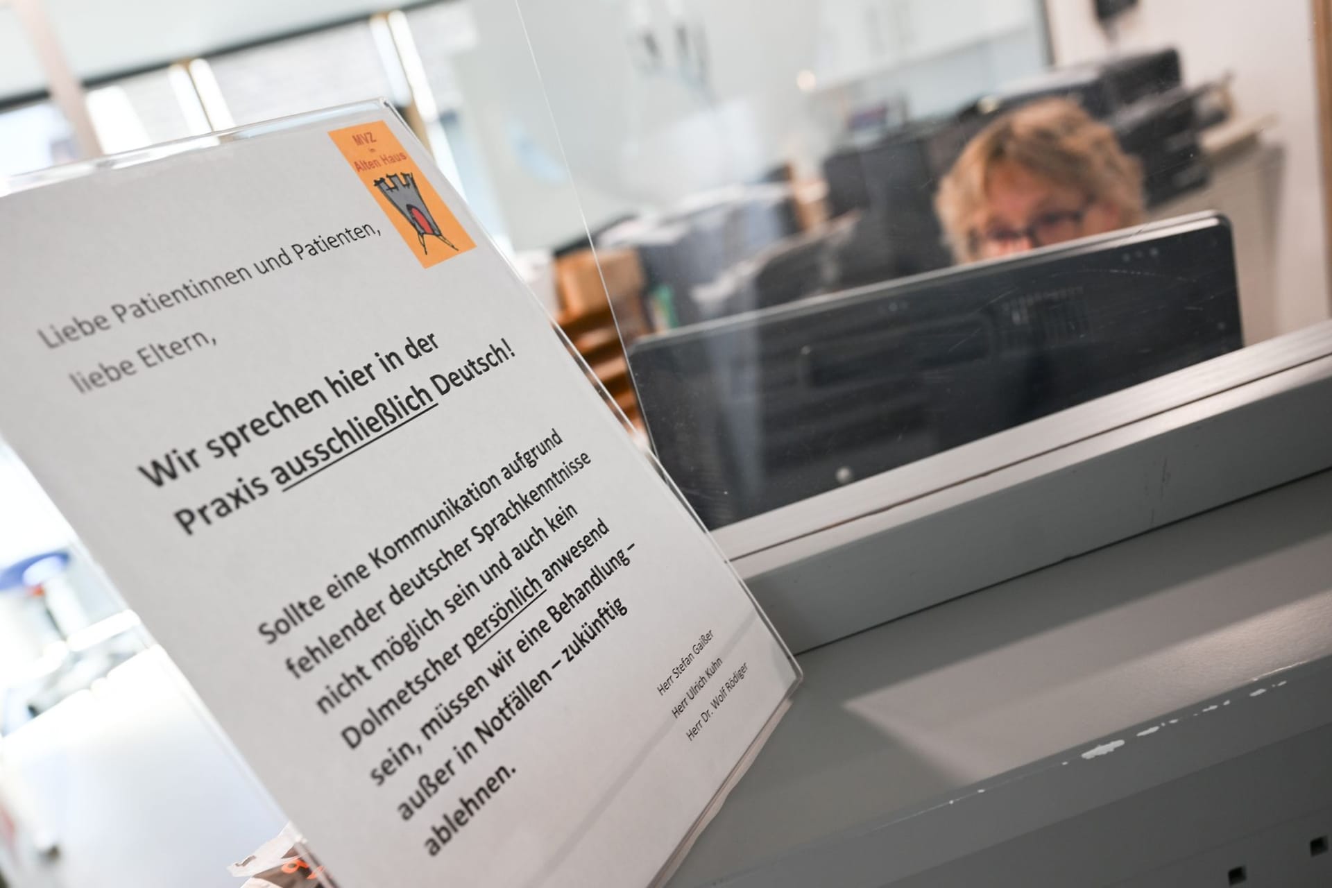 Schild Praxis für Kinder- und Jugendmedizin