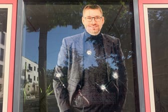 Die Fensterscheibe des Wahlkreisbüros des SPD-Politikers Lars Düsterhöft in Berlin: Hinter der Scheibe hängt das Konterfei des Mitglieds im Berliner Abgeordnetenhaus.