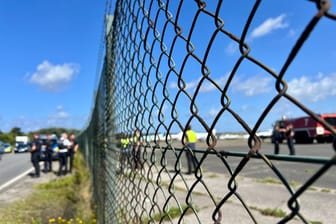 Klima-Demonstranten kleben sich auf Flughafen Sylt fest