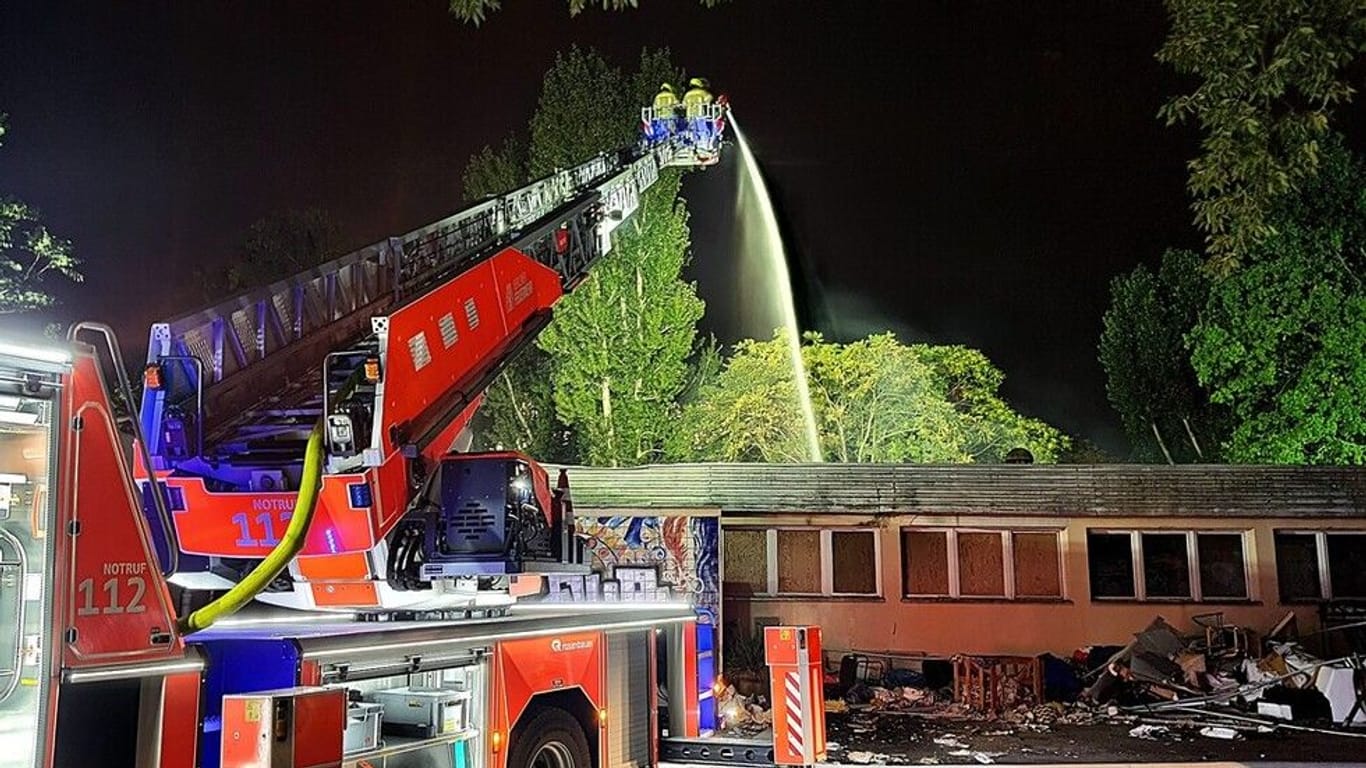 Löscharbeiten in Lichtenberg: Verletzt wurde bei dem Brand niemand.