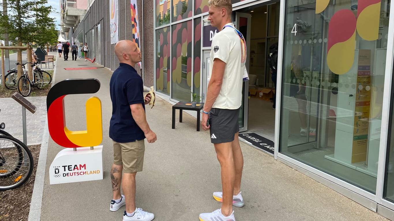 Fabian Hambüchen ist im Olympischen Dorf noch immer bekannt und beliebt. Hier spricht er vor dem Eingang zum deutschen Quartier mit Ruder-Olympiasieger Oliver Zeidler.