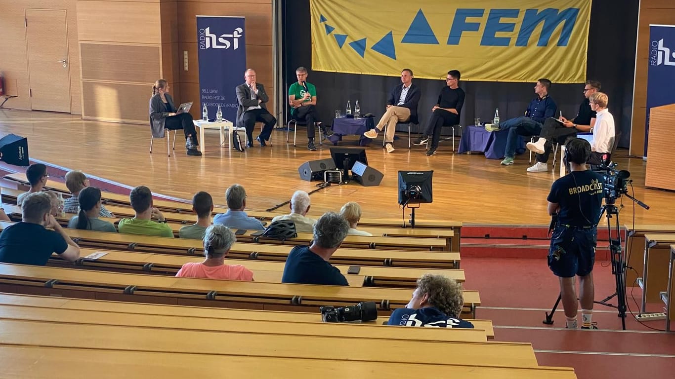 Die Podiumdiscussion an der TU Ilmenau. Ganz links Marieke, the AfD politician Dietrich on the right cannot lie in Schlingern.