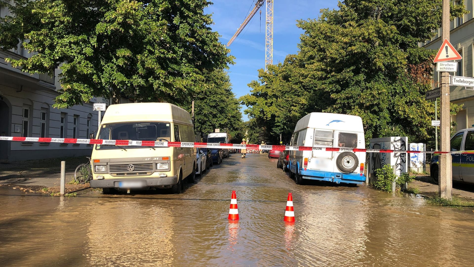 In Berlin-Pankow steht nach einem Wasserrohrbruch eine Straße unter Wasser: Die Feuerwehr ist im Einsatz.