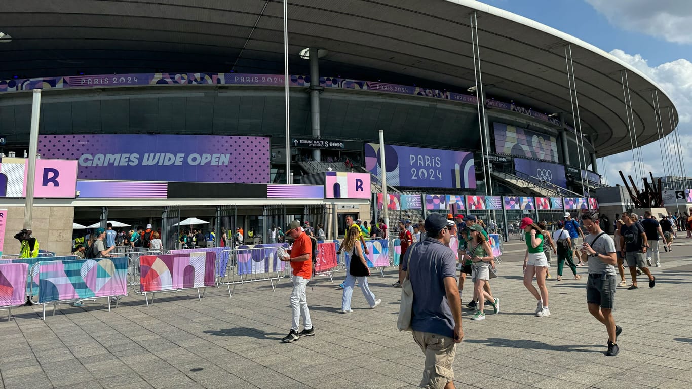 Keine Gefahrenlage vor Ort: Das Stade de France während des angeblichen Bombenalarms.