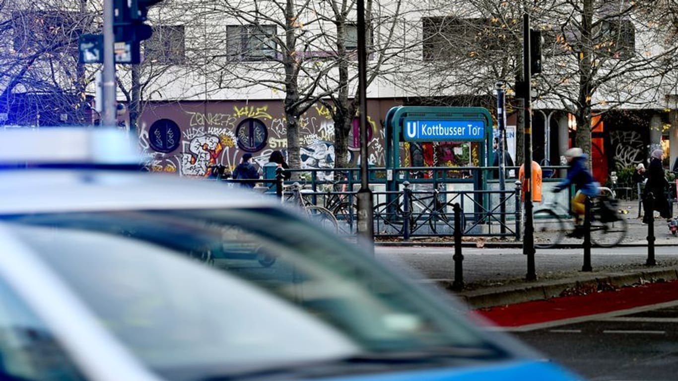 Ein Polizeiwagen fährt beim U-Bahnhof Kottbusser Tor in Kreuzberg vorbei.