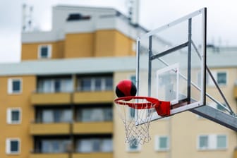 Basketballkorb (Symbolbild): Die Polizei musste in der Neustadt einschreiten.