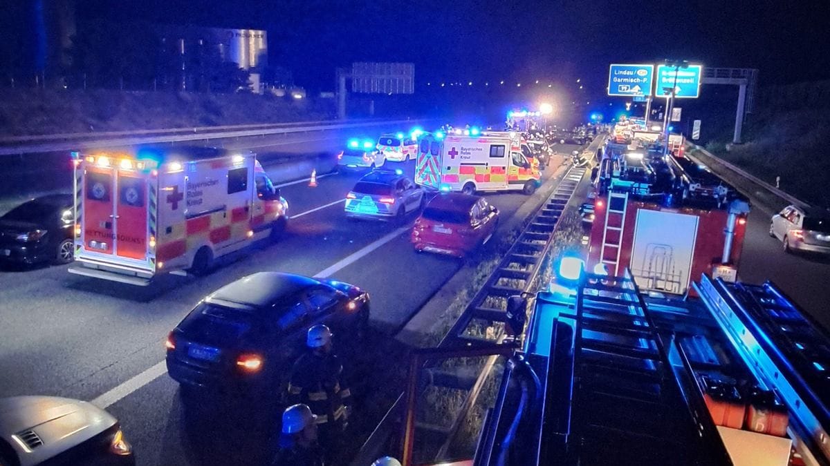 Auf der A99 kam es am Sonntagmorgen zu einem schlimmen Unfall (Symbolbild): Sechs Menschen sind zum Teil schwer verletzt.