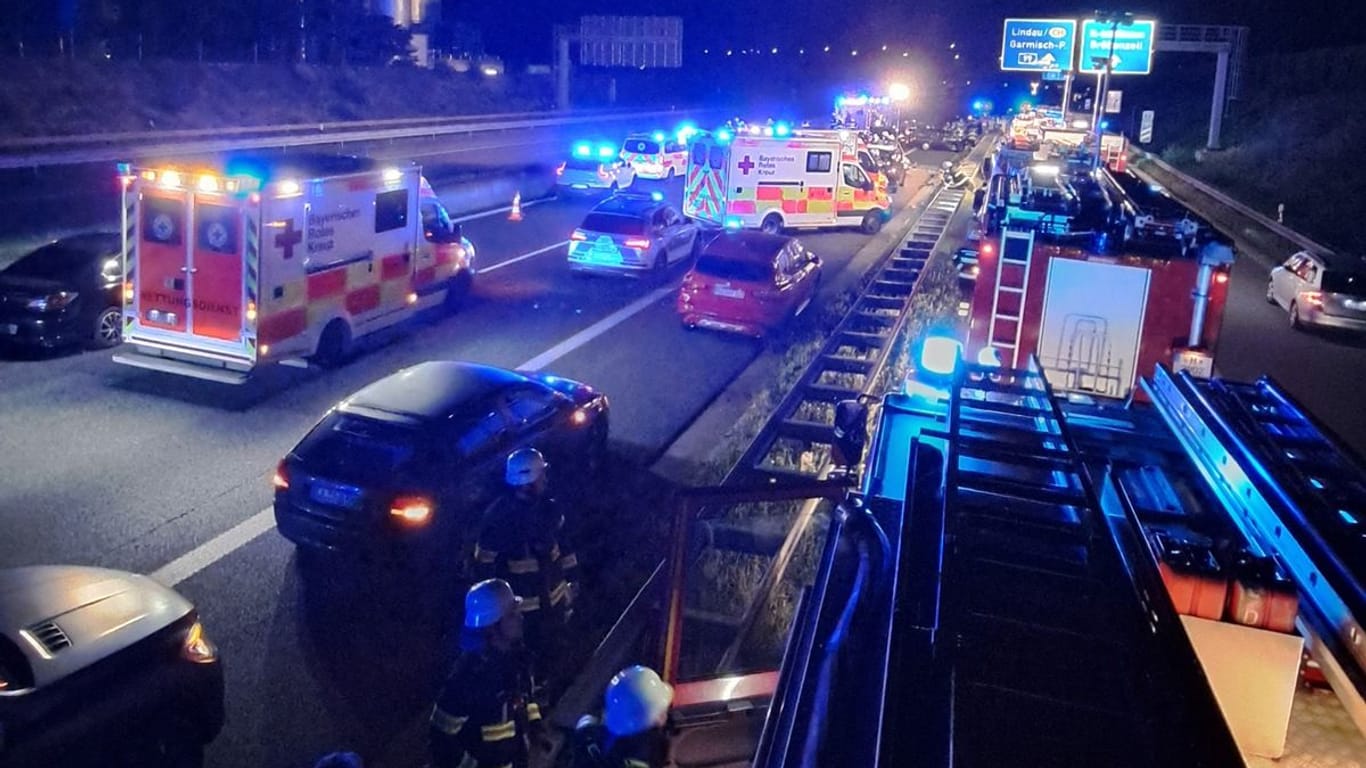 Bei einem Auffahrunfall auf der A99 bei München sind sechs Menschen verletzt worden.