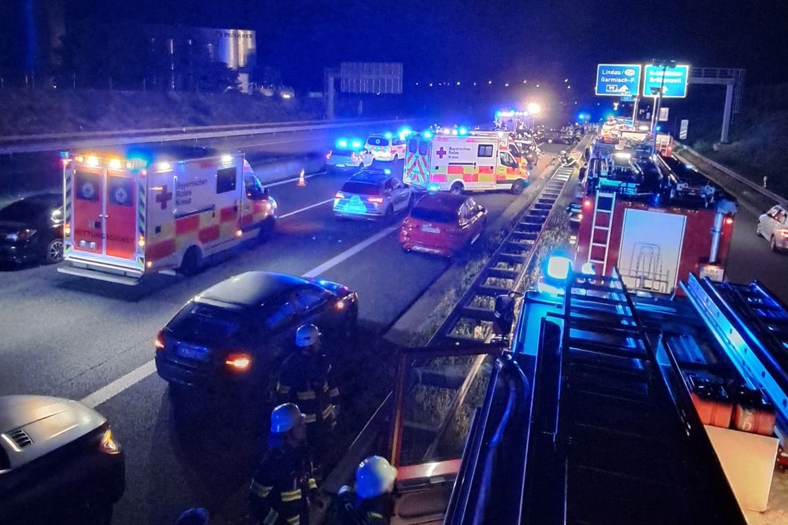 Auf der A99 kam es am Sonntagmorgen zu einem schlimmen Unfall (Symbolbild): Sieben Menschen sind zum Teil schwer verletzt.