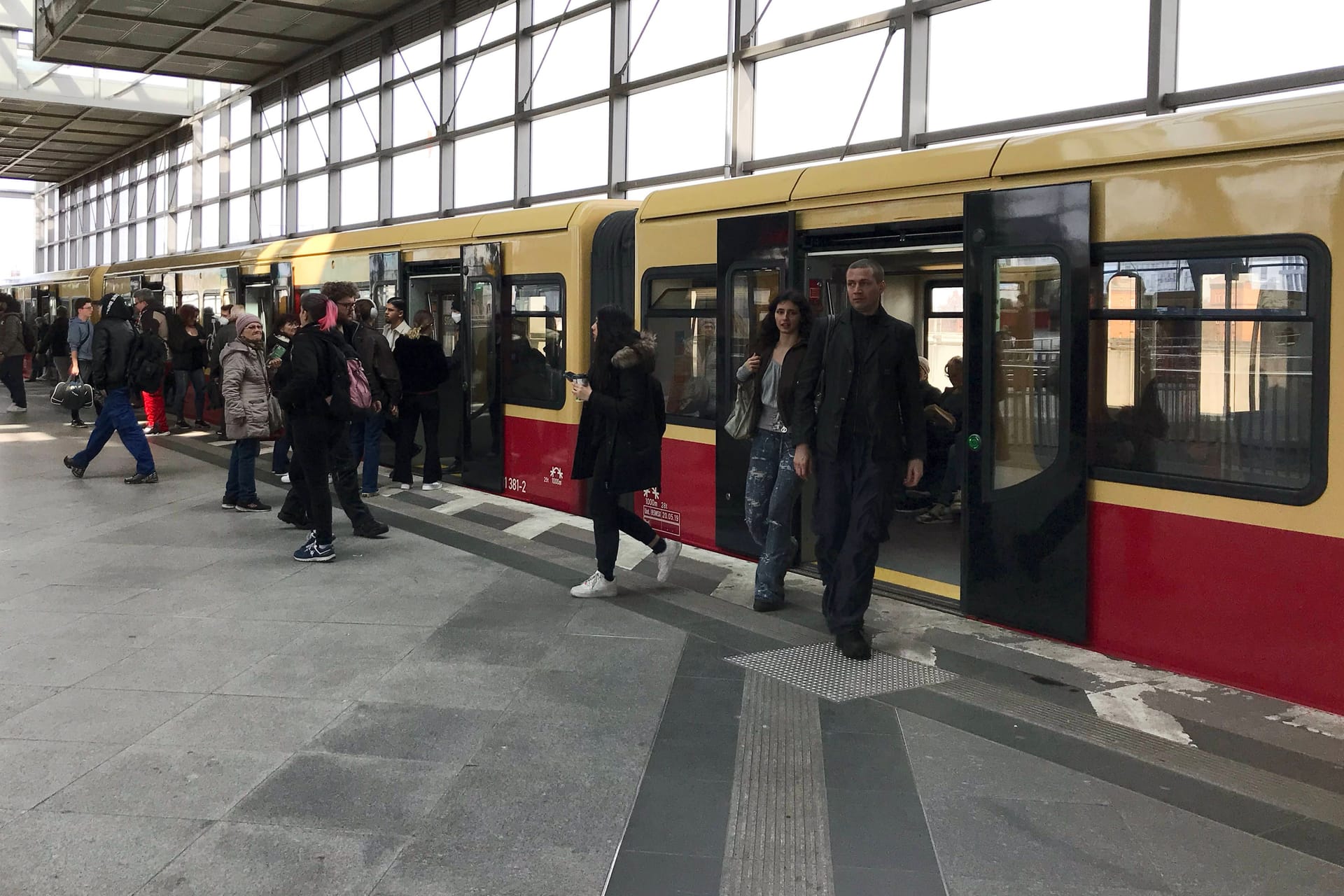 Menschen steigen aus der S-Bahn aus (Archivbild): Nach einem Kabelbrand fahren die Züge wieder durchgehend.