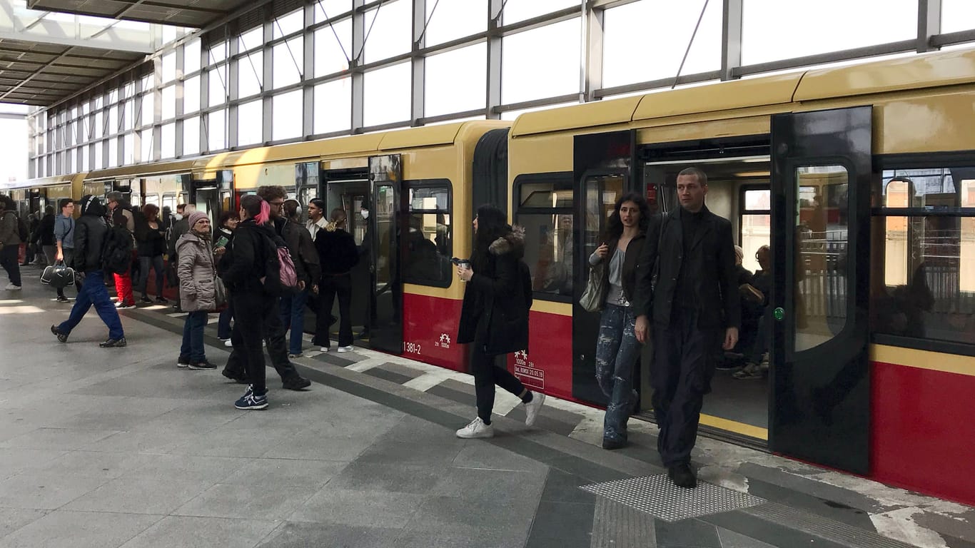 Menschen steigen aus der S-Bahn aus (Archivbild): Nach einem Kabelbrand fahren die Züge wieder durchgehend.