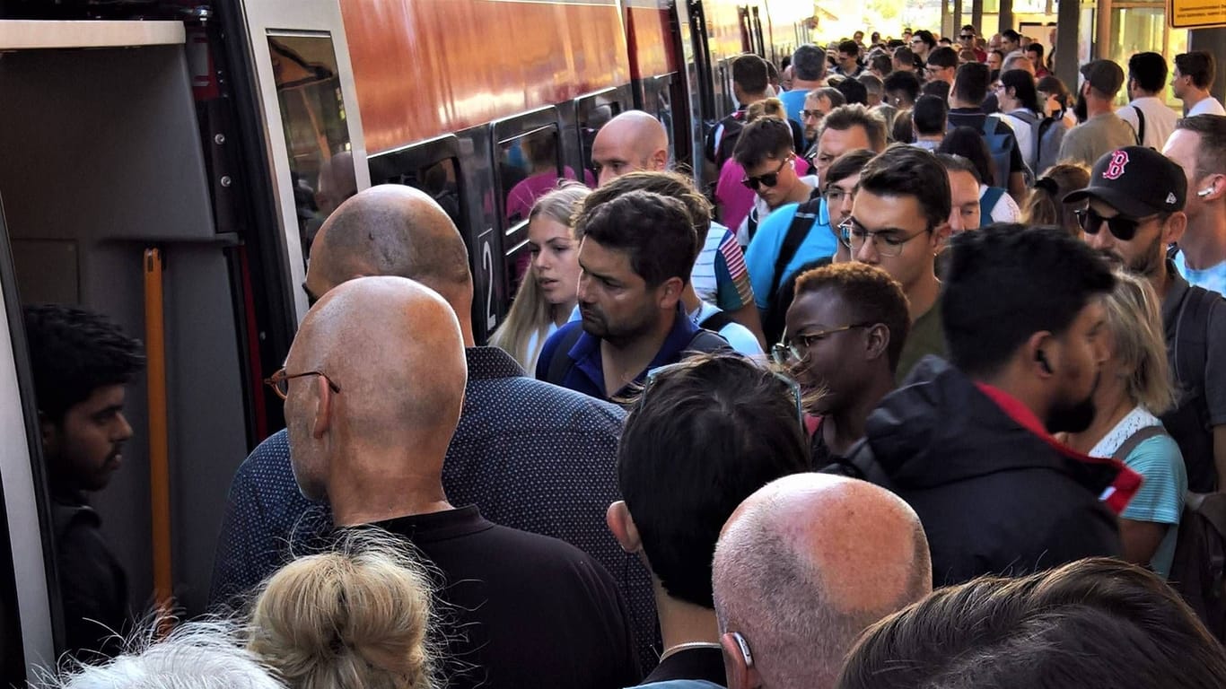 Gedränge von Pendlern an der Münchner S-Bahn (Symbolfoto): In den nächsten Tagen ist der Ostbahnhof mit der S-Bahn kaum noch zu erreichen.