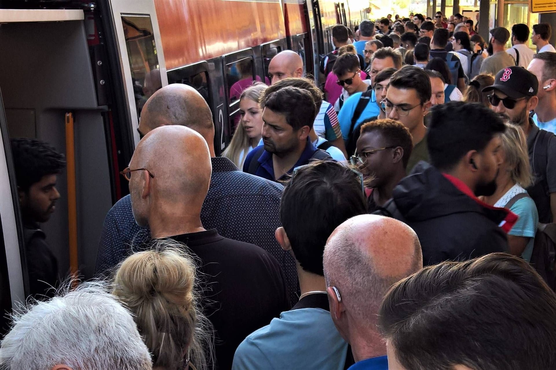 Gedränge von Pendlern an der Münchner S-Bahn (Symbolfoto): In den nächsten Tagen ist der Ostbahnhof mit der S-Bahn kaum noch zu erreichen.