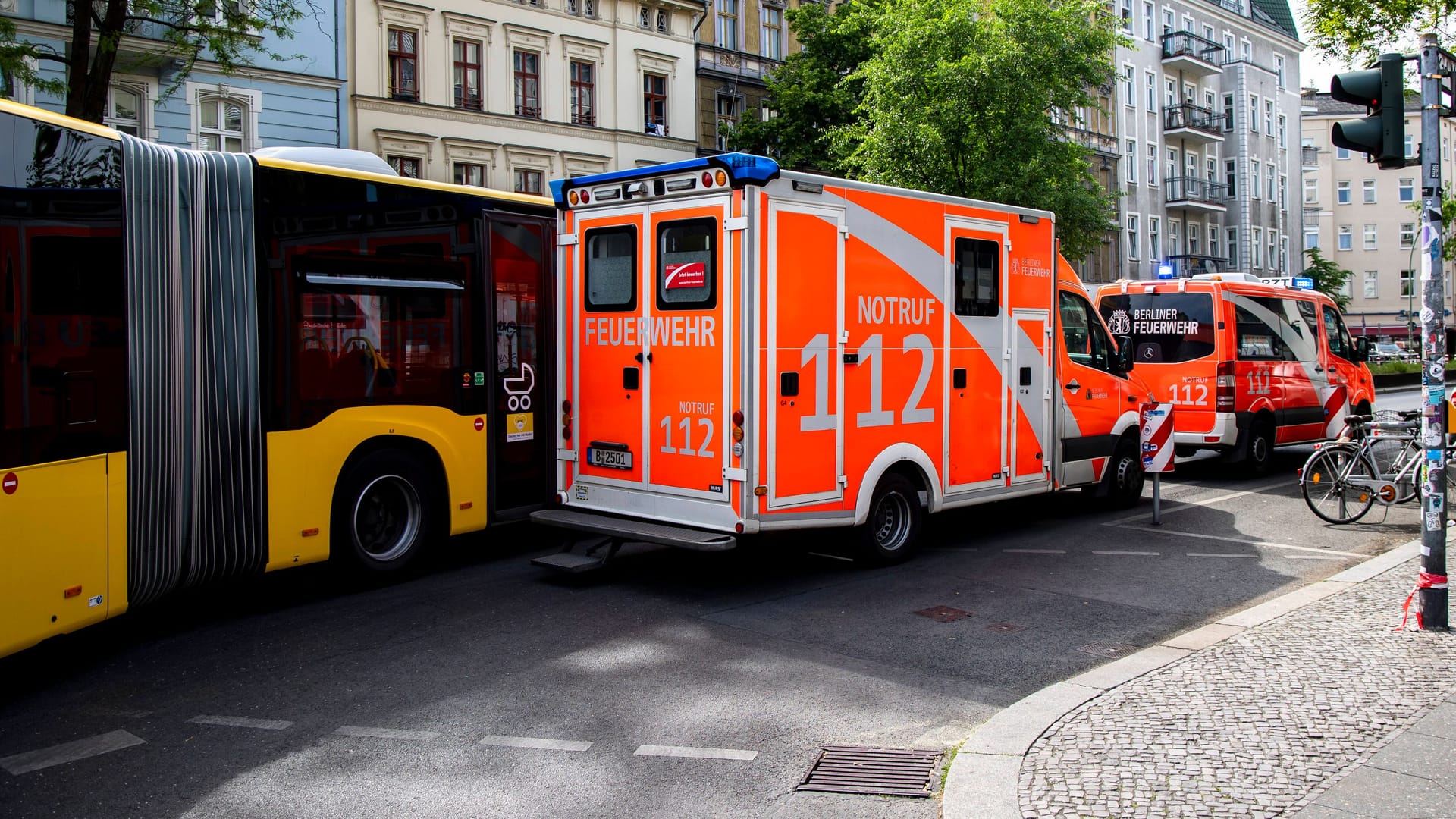 Einsatz von Rettungswagen nach Busunfall (Symbolbild): Der Mann verstarb wenige Tage nach dem Unfall.