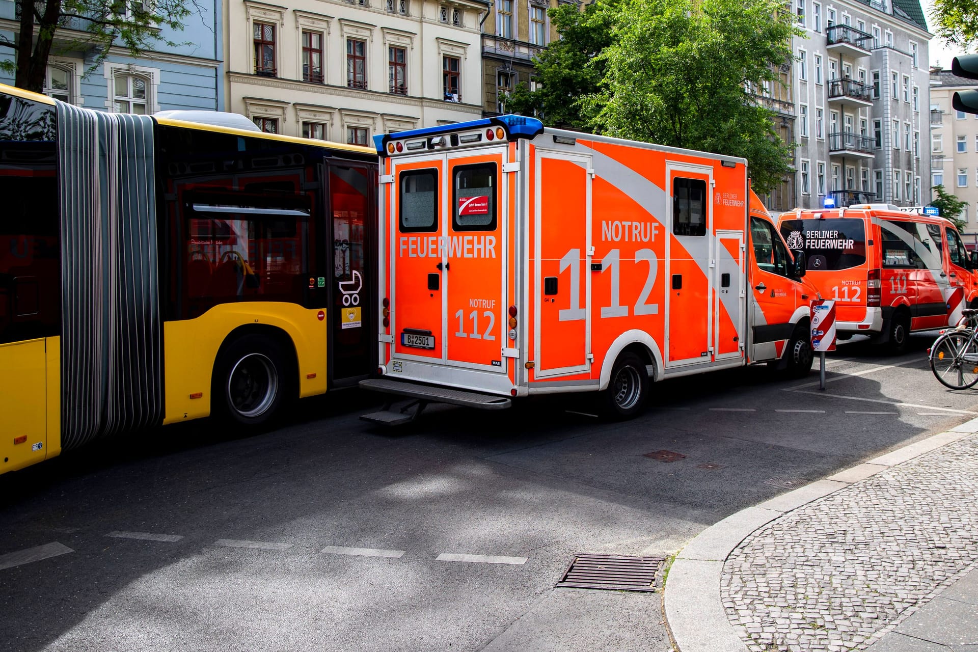 Einsatz von Rettungswagen nach Busunfall (Symbolbild): Der Mann verstarb wenige Tage nach dem Unfall.