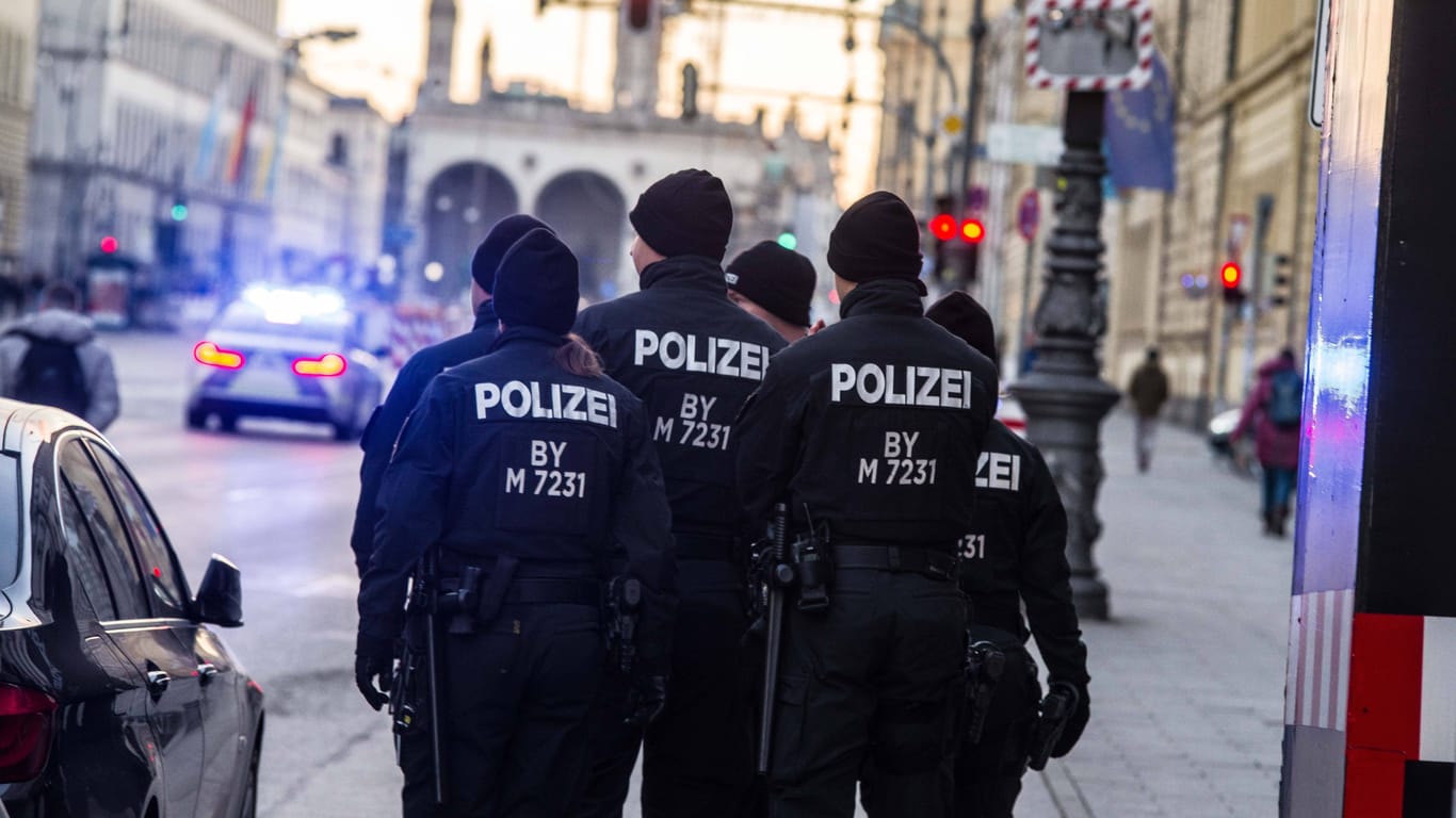 Polizisten stehen am Königsplatz in München (Archivbild): In der bayerischen Landeshauptstadt lagen in der Vergangenheit Handlungsfelder und Rückzugsorte von Tatverdächtigen.