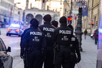 Polizisten stehen am Königsplatz in München (Archivbild): In der bayerischen Landeshauptstadt lagen in der Vergangenheit Handlungsfelder und Rückzugsorte von Tatverdächtigen.