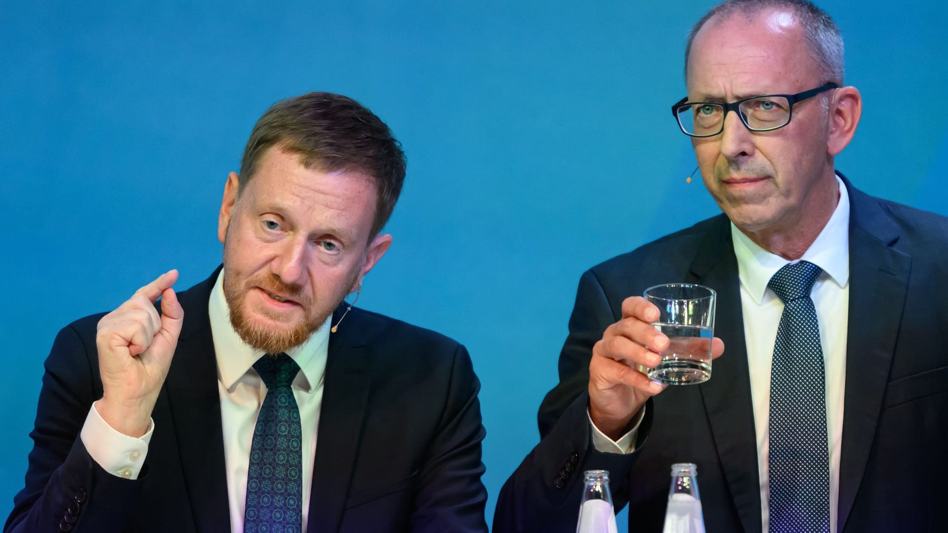 Michael Kretschmer (CDU, l), Ministerpräsident von Sachsen, und Jörg Urban, Vorsitzender der AfD in Sachsen, beim Wahlforum.