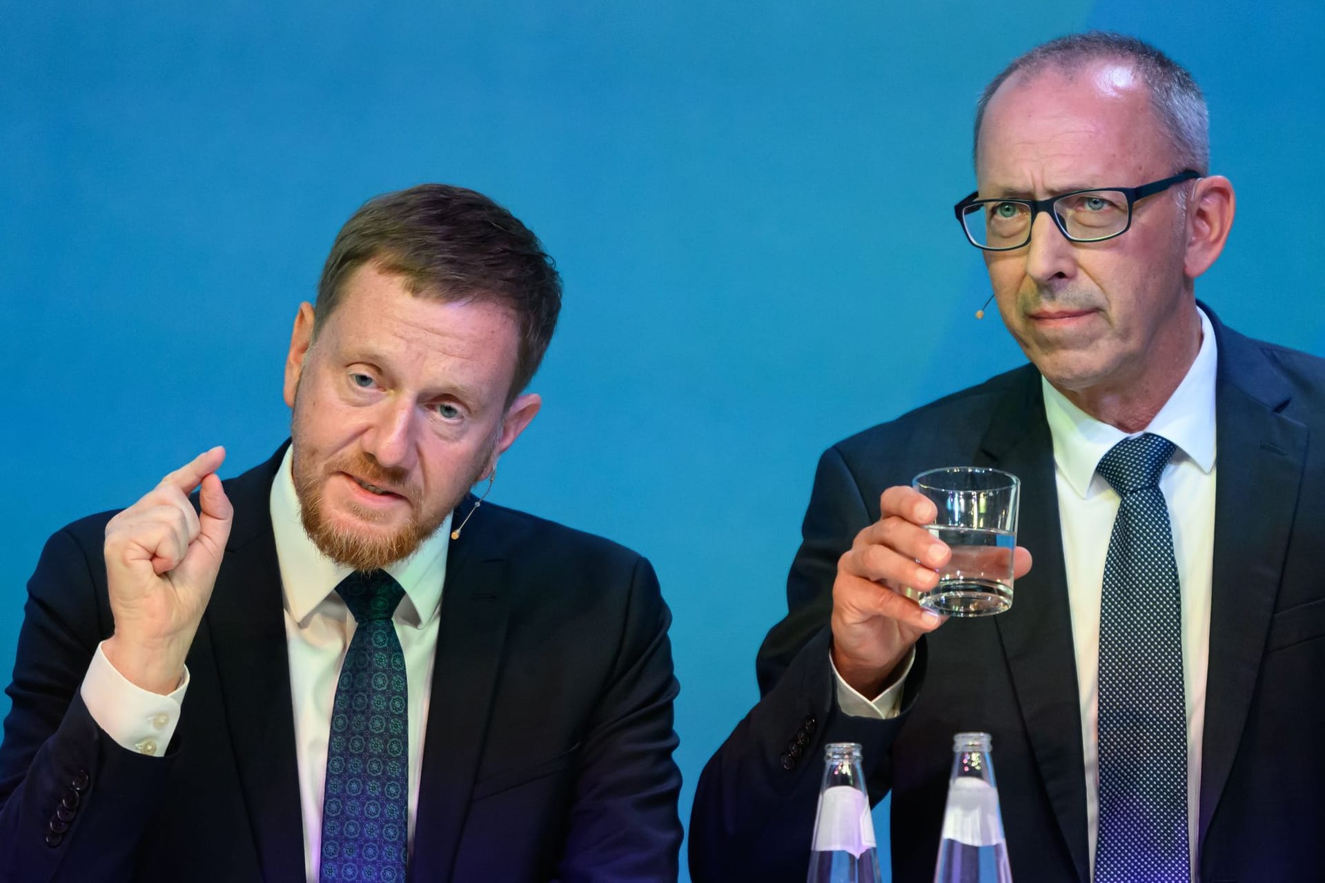 Michael Kretschmer (CDU, l), Ministerpräsident von Sachsen, und Jörg Urban, Vorsitzender der AfD in Sachsen, beim Wahlforum.