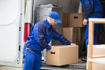 Mitarbeiter eines Umzugsunternehmens (Symbolbild): Im vergangenen Jahr ist rund jeder zehnte Deutsche umgezogen.