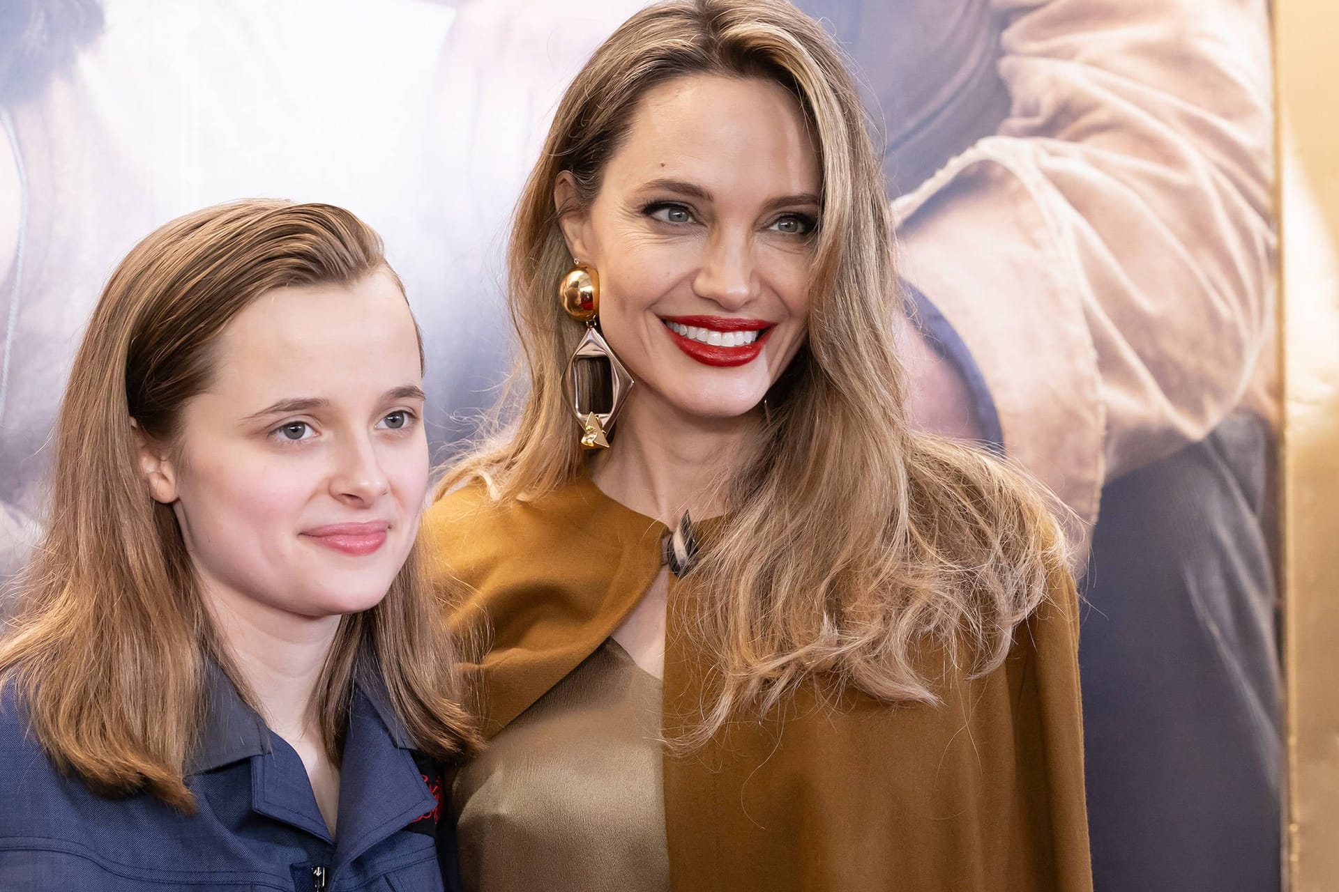 Vivienne Jolie-Pitt mit Mama Angelina Jolie bei einer Premiere in New York.